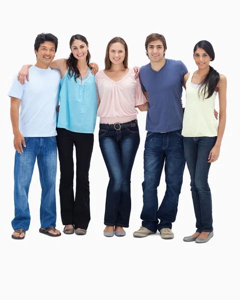 Amigos sonriendo brazo en brazo — Foto de Stock