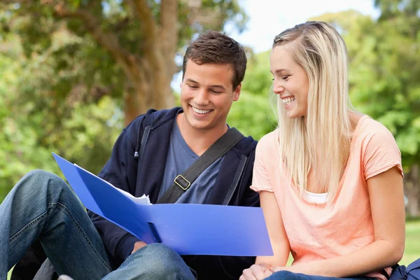 Close-up de um tutor sorridente ajudando um adolescente a rever — Fotografia de Stock