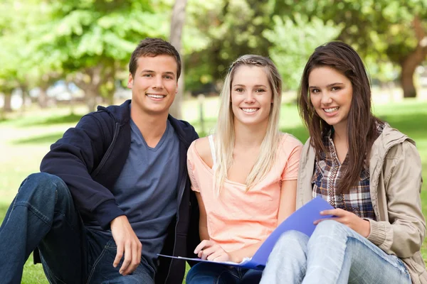 Retrato de três adolescentes estudando juntos — Fotografia de Stock