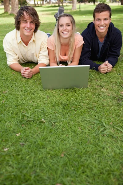 Три улыбающихся студента — стоковое фото