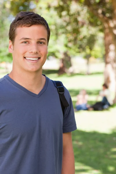 Portret van een mannelijke student glimlachen — Stockfoto