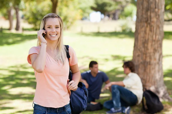 Portret van een meisje op de telefoon — Stockfoto