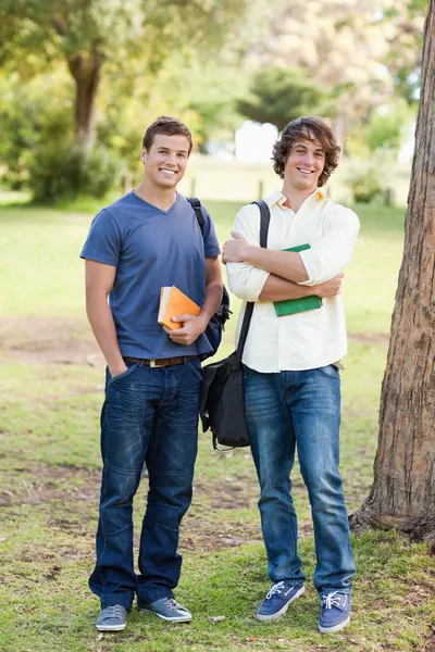 Portrait de deux étudiants masculins heureux debout — Photo