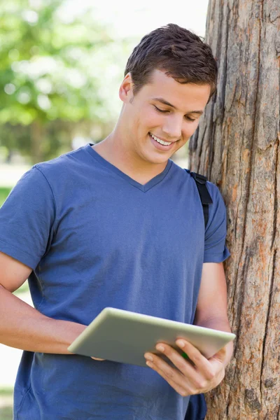 Nahaufnahme eines jungen Mannes mit einem Touchpad — Stockfoto