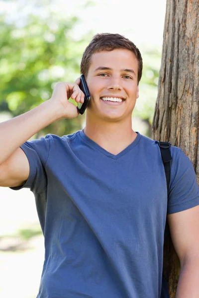 Portrait of a muscled young man on the phone — Stock Photo, Image