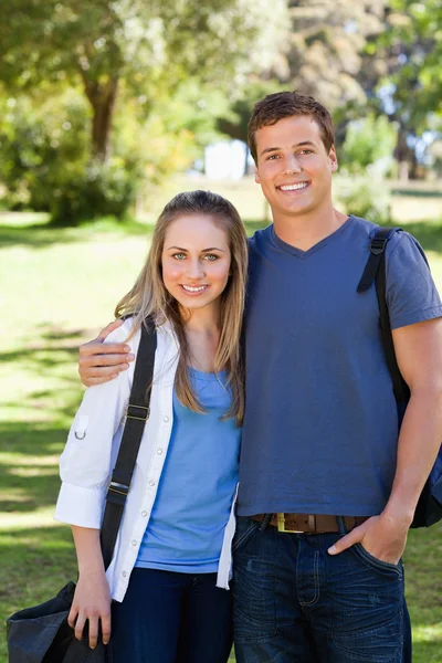 Retrato de um casal de estudantes — Fotografia de Stock