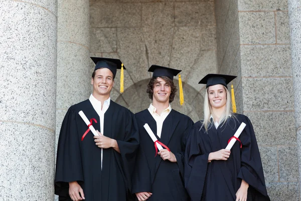 Porträtt av akademiker håller sina diplom — Stockfoto