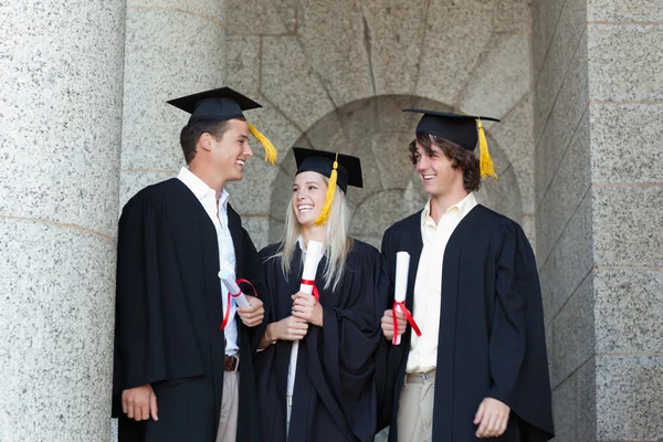 Graduados felizes falando juntos — Fotografia de Stock