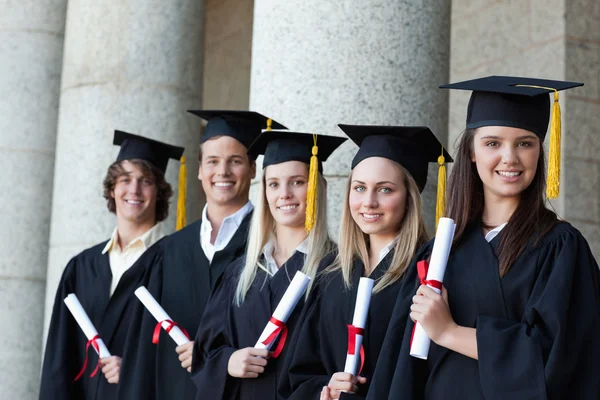 Graduados posando en una sola línea — Foto de Stock