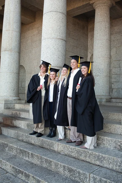 Graduados posando enquanto sorrindo — Fotografia de Stock
