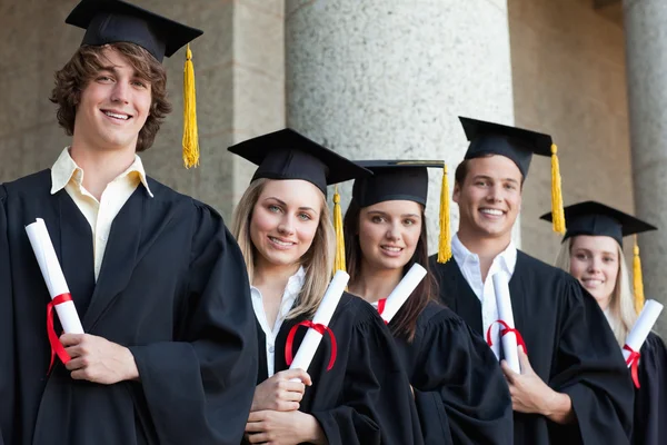 Primer plano de cinco estudiantes graduados posando — Foto de Stock
