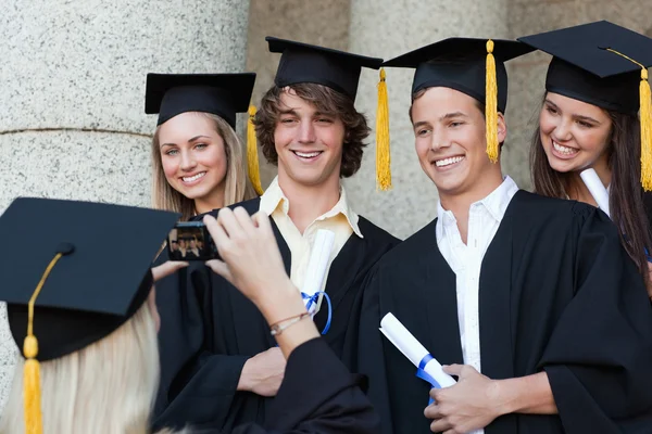 Gros plan d'une diplômée prenant une photo de son amie — Photo