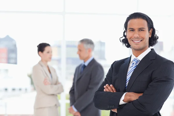 Executive crossing his arms in front of two business — Stock Photo, Image