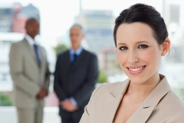 Secretary standing upright in a relaxed way and showing a great — Stock Photo, Image