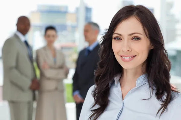 Empresaria mostrando una gran sonrisa delante de la cámara —  Fotos de Stock