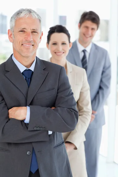 Uśmiechający się biznesmen dojrzały stojącą przed jego youn — Zdjęcie stockowe