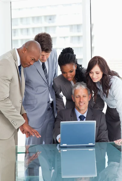 Zakelijke team serieus luisteren naar hun volwassen en lachende ma — Stockfoto