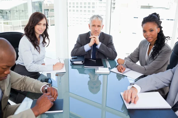 Equipo de negocios serio trabajando mientras está sentado en el escritorio — Foto de Stock