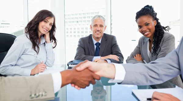 Zwei Geschäftsfrauen und ihre Managerin blicken auf wackelige Führungskräfte — Stockfoto