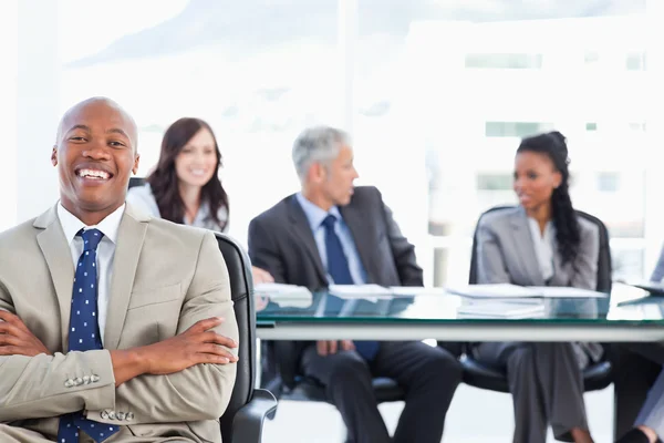 Young executive crossing his arms while laughing in front of the — Stock Photo, Image