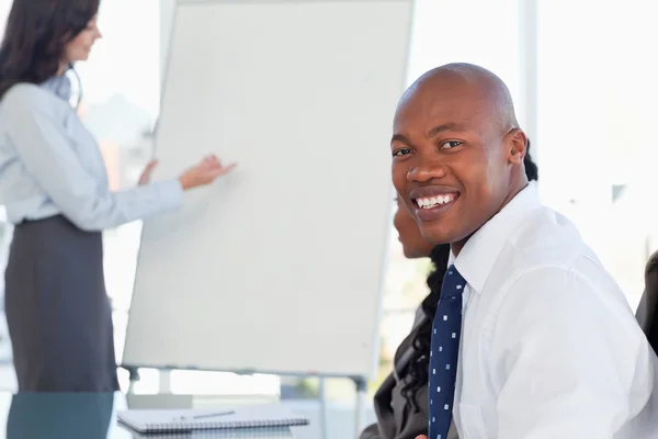 Jonge werknemer dragen een wit overhemd tijdens de vergadering op een bureau in — Stockfoto