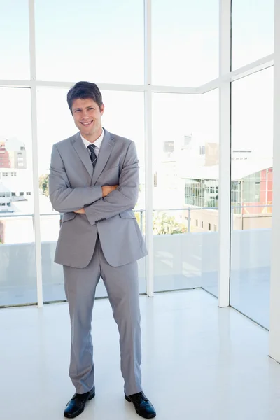 Zakenman overschrijding zijn armen terwijl je in een goed lachen — Stockfoto