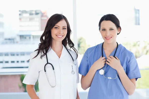 Medische stagiaires rechtop in hun uniformen korte mouw — Stockfoto