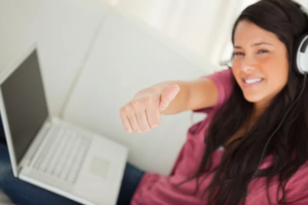 Pulgar-up de un estudiante con un ordenador portátil —  Fotos de Stock