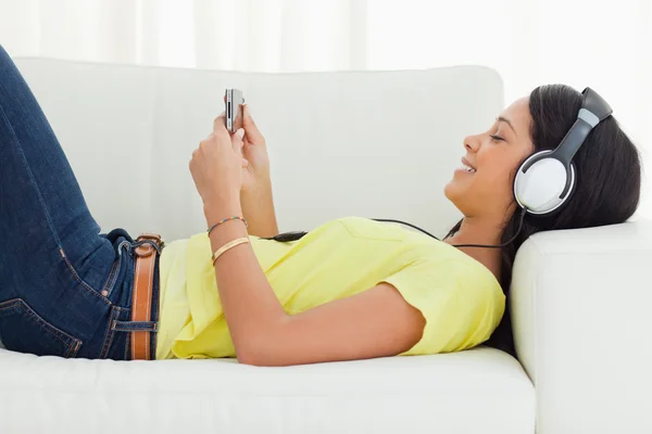 Lachende jonge vrouw kijken naar een video — Stockfoto