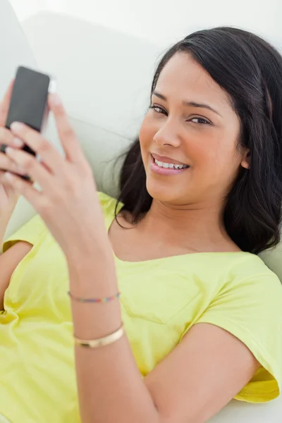 Portrait of a Latino holding her smartphone — Stock Photo, Image