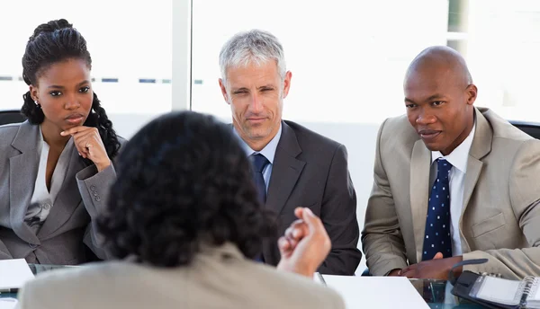 A business team is earnestly listening to an associate — Stock Photo, Image