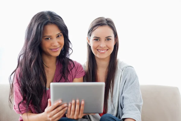 Deux dames avec une tablette pc en main regardant la caméra — Photo