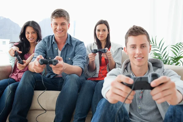 Een groep van vrienden spelen tijdens het kijken naar de camera — Stockfoto