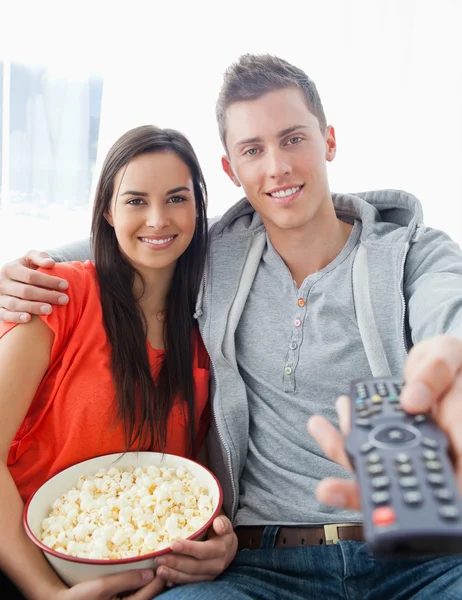 Close up focus shot on the couple sitting on the couch with popc — Stock Photo, Image