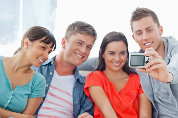 Sorrindo grupo posar para uma boa foto na frente deles — Fotografia de Stock