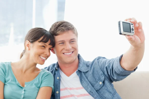 Una pareja sonriente posan para una foto romántica juntos — Foto de Stock