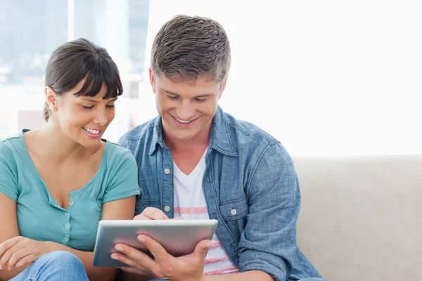 Een paar vergadering en samen met behulp van een tablet pc — Stockfoto