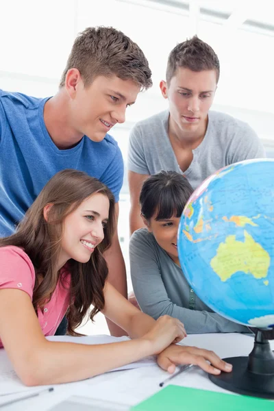 Nahaufnahme einer Gruppe von Studenten, die den Globus betrachten — Stockfoto