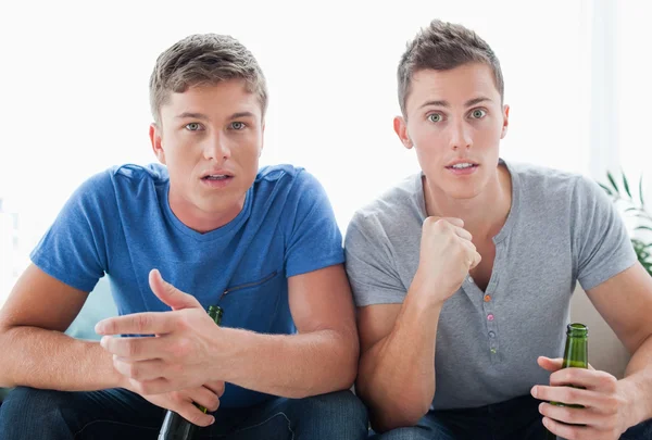 Two guys watching something as they look shocked — Stock Photo, Image