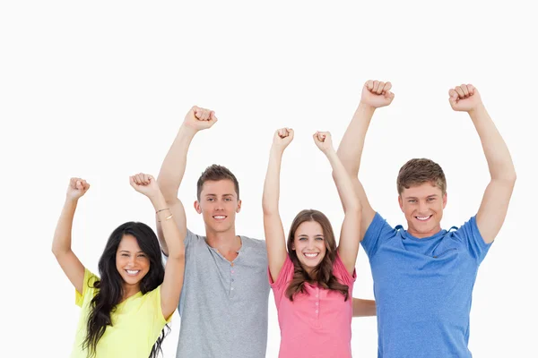 Een lachende groep van kijken naar de camera en vieren — Stockfoto