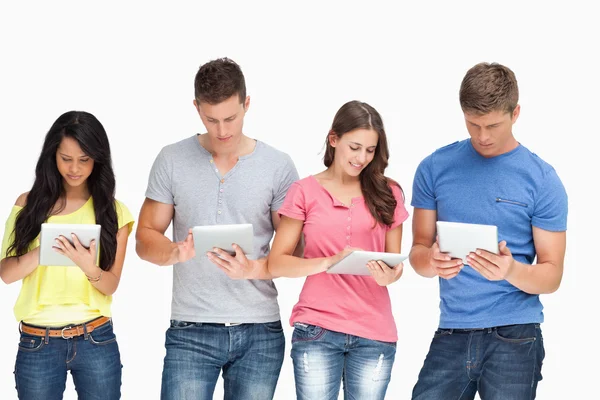 Um grupo de pé ao lado um do outro e usando seus pc tablet — Fotografia de Stock