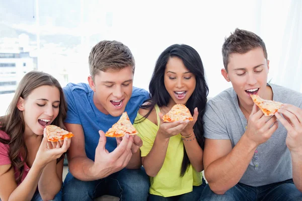 Amici che mangiano pizza insieme — Foto Stock