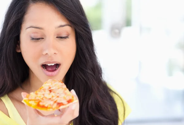 Una mujer a punto de comer una rebanada de pizza — Foto de Stock