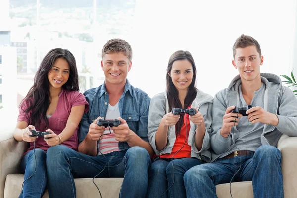 Un grupo de amigos juegan juegos mientras están en el sofá —  Fotos de Stock