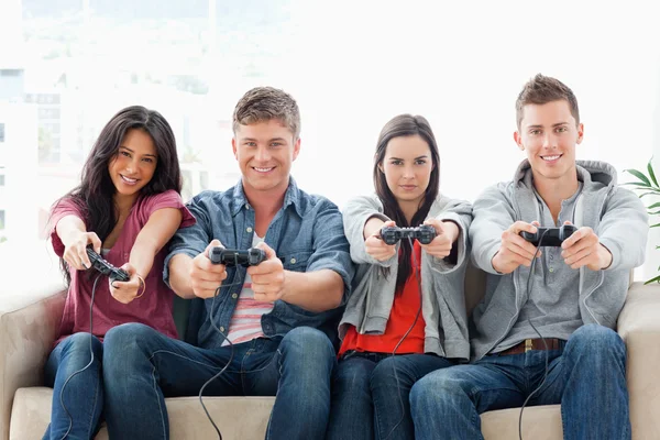 Un grupo con los brazos fuera sonriendo mientras juegan juntos —  Fotos de Stock