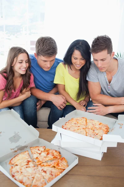 Bir grup arkadaşıyla birlikte pizza yemeye Stok Fotoğraf