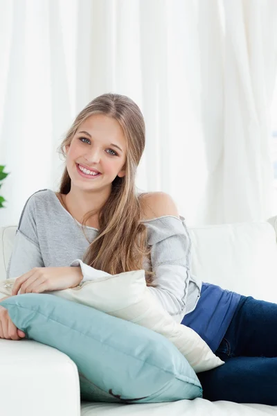 Meisje kijkend naar de camera glimlachen — Stockfoto