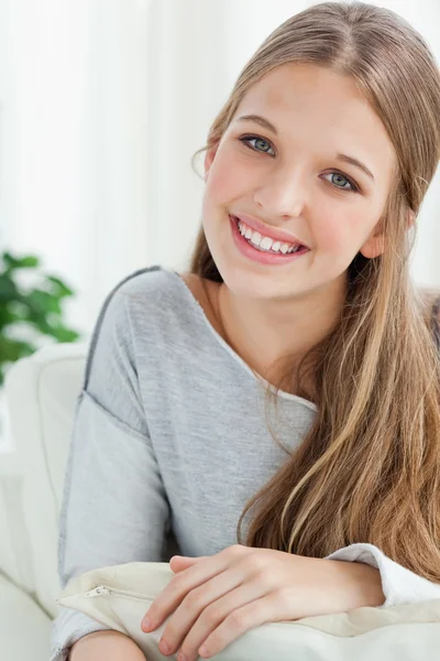 A smiling girl looking at the camera — Stock Photo, Image
