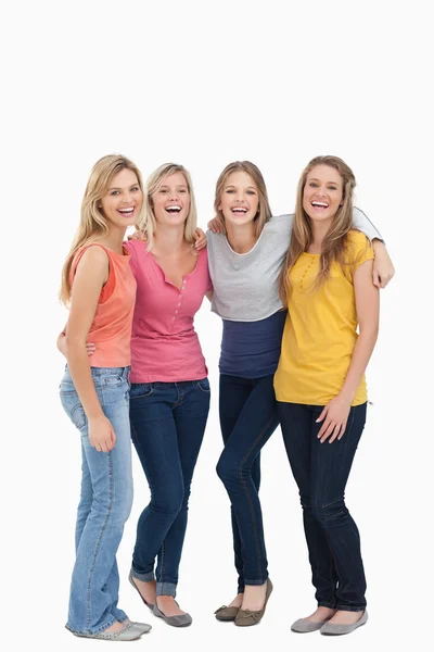 Sorrindo meninas segurando uns aos outros como eles estão ao lado de um anothe — Fotografia de Stock