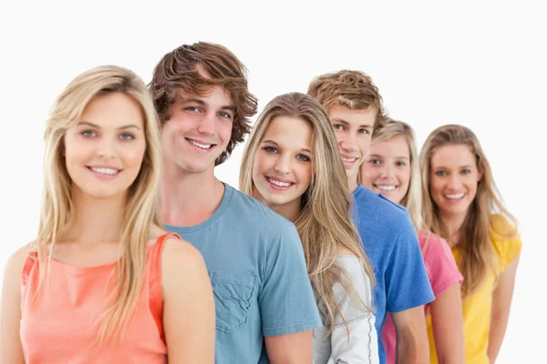 Un gruppo sorridente in piedi dietro l'altro — Foto Stock